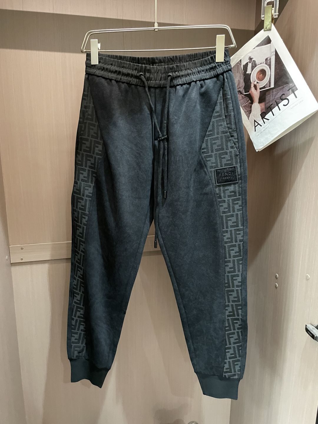 FD 2026最新系列男士休闲裤！采用客供弹力柔棉材质，柔软细腻，手感绝佳！品牌格调一览无余！极简主义设