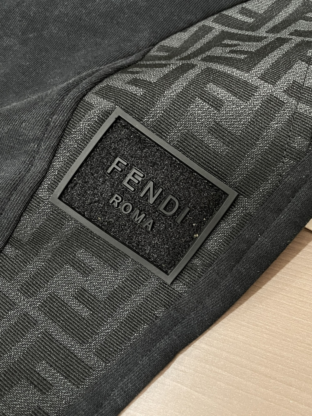 FD 2026最新系列男士休闲裤！采用客供弹力柔棉材质，柔软细腻，手感绝佳！品牌格调一览无余！极简主义设