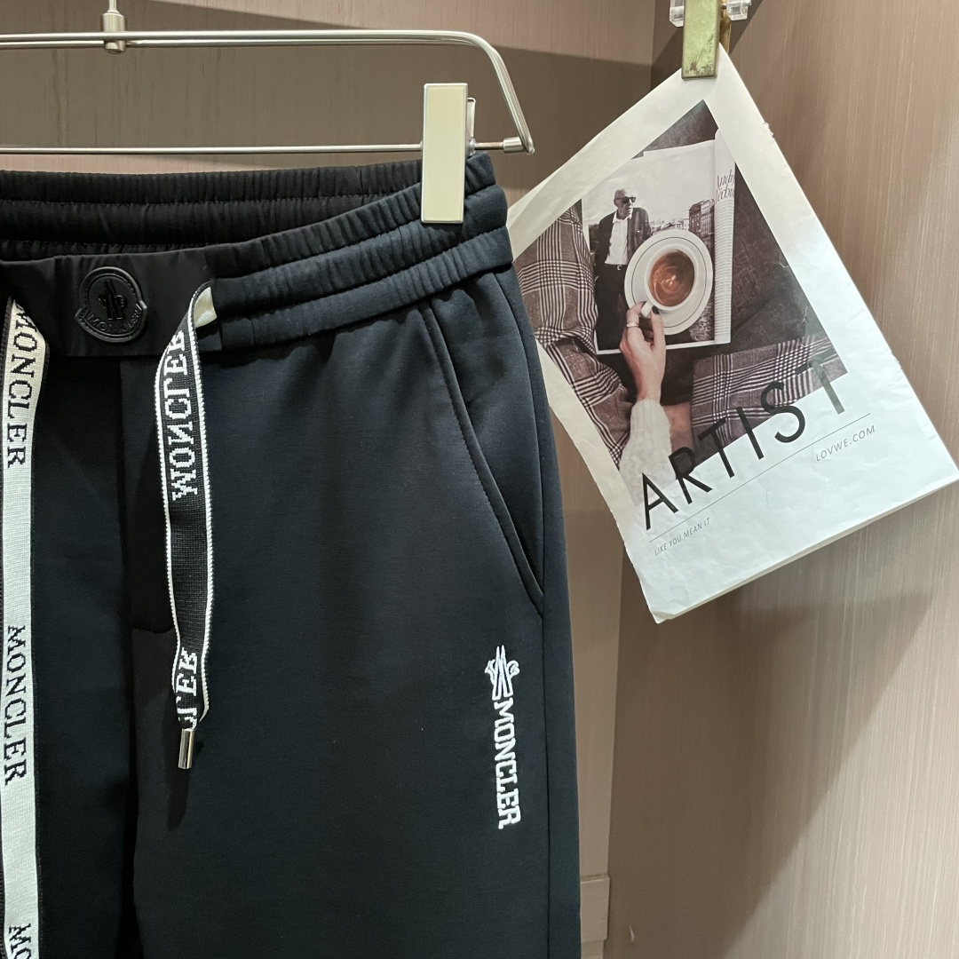 蒙口 2026最新系列男士休闲裤！采用客供弹力柔棉材质，柔软细腻，手感绝佳！品牌格调一览无余！极简主义设