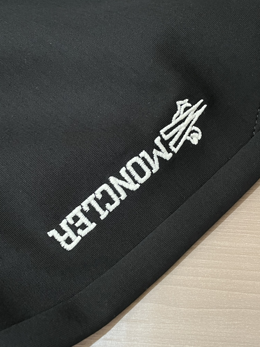 蒙口 2026最新系列男士休闲裤！采用客供弹力柔棉材质，柔软细腻，手感绝佳！品牌格调一览无余！极简主义设