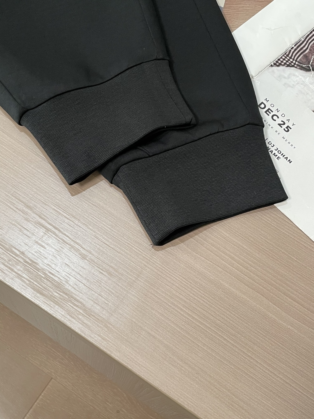 蒙口 2026最新系列男士休闲裤！采用客供弹力柔棉材质，柔软细腻，手感绝佳！品牌格调一览无余！极简主义设