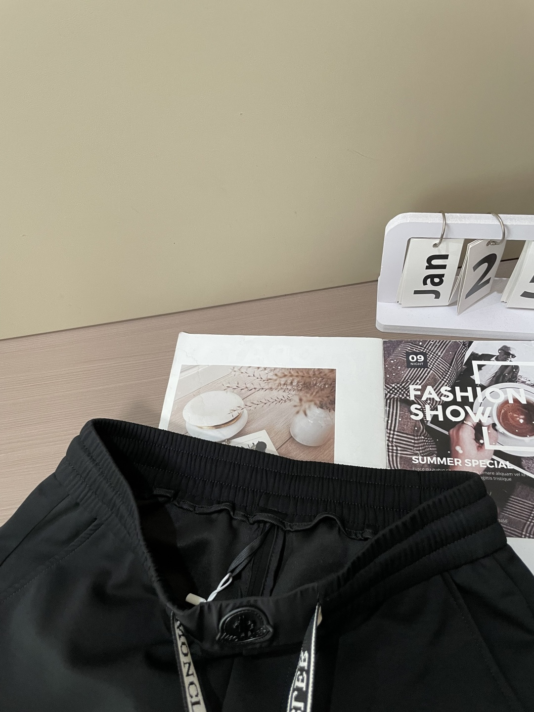 蒙口 2026最新系列男士休闲裤！采用客供弹力柔棉材质，柔软细腻，手感绝佳！品牌格调一览无余！极简主义设