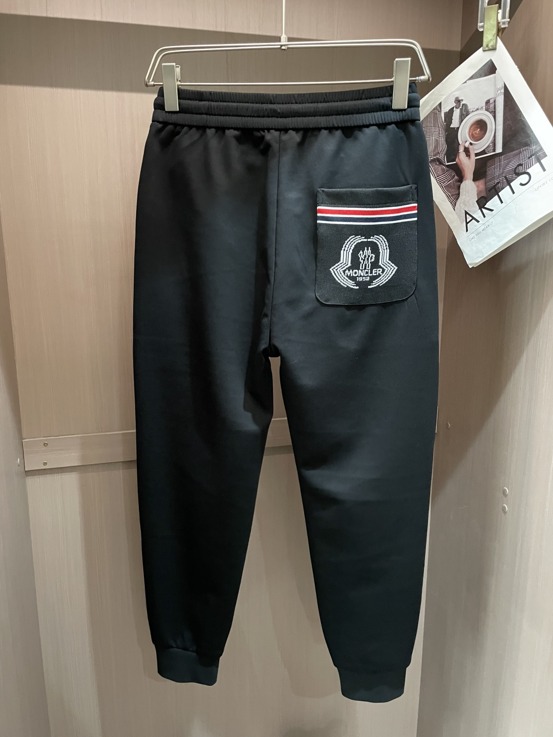 蒙口 2026最新系列男士休闲裤！采用客供弹力柔棉材质，柔软细腻，手感绝佳！品牌格调一览无余！极简主义设