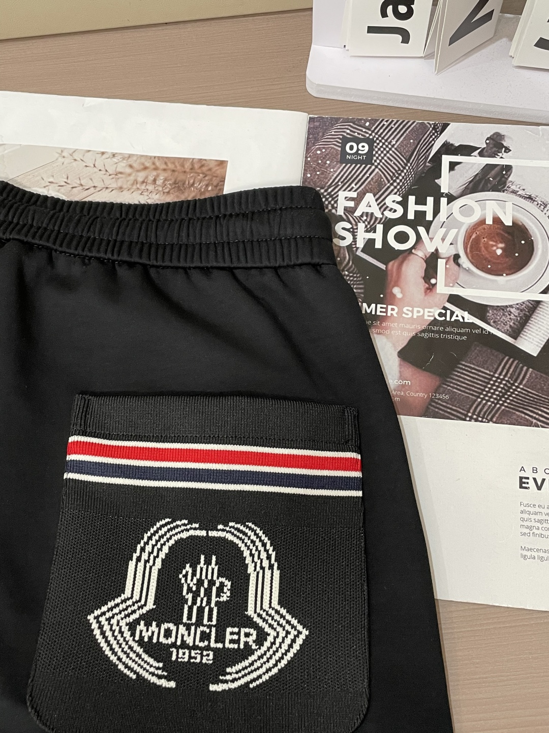 蒙口 2026最新系列男士休闲裤！采用客供弹力柔棉材质，柔软细腻，手感绝佳！品牌格调一览无余！极简主义设