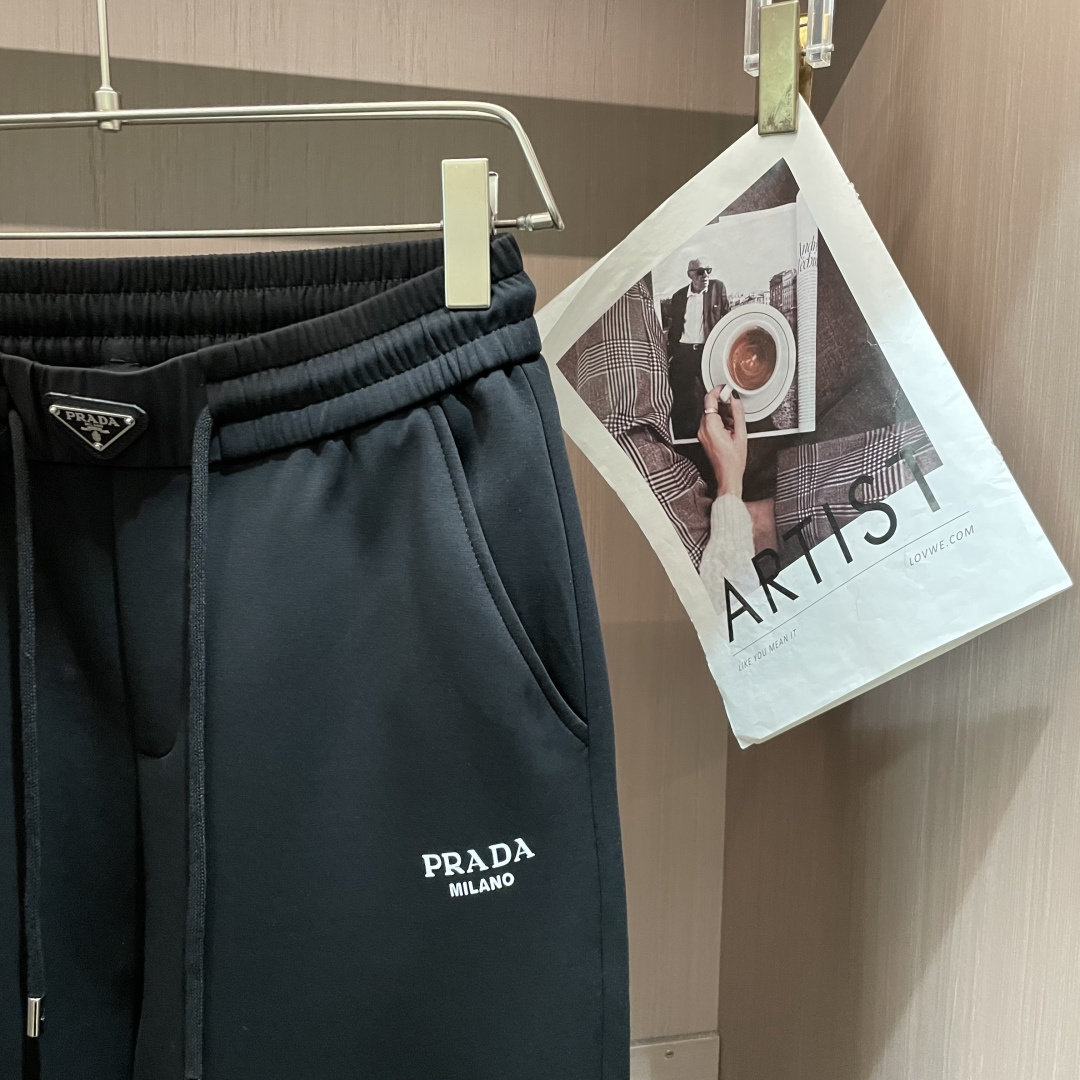 Prad 2026最新系列男士休闲裤！采用客供弹力柔棉材质，柔软细腻，手感绝佳！品牌格调一览无余！极简主