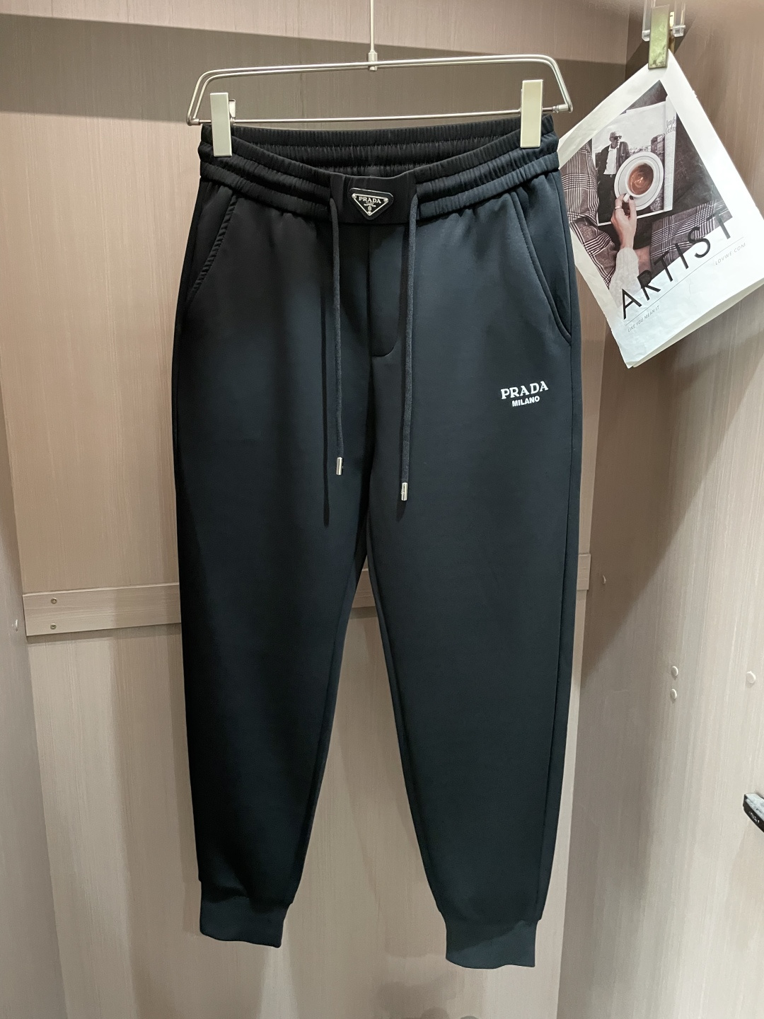 Prad 2026最新系列男士休闲裤！采用客供弹力柔棉材质，柔软细腻，手感绝佳！品牌格调一览无余！极简主