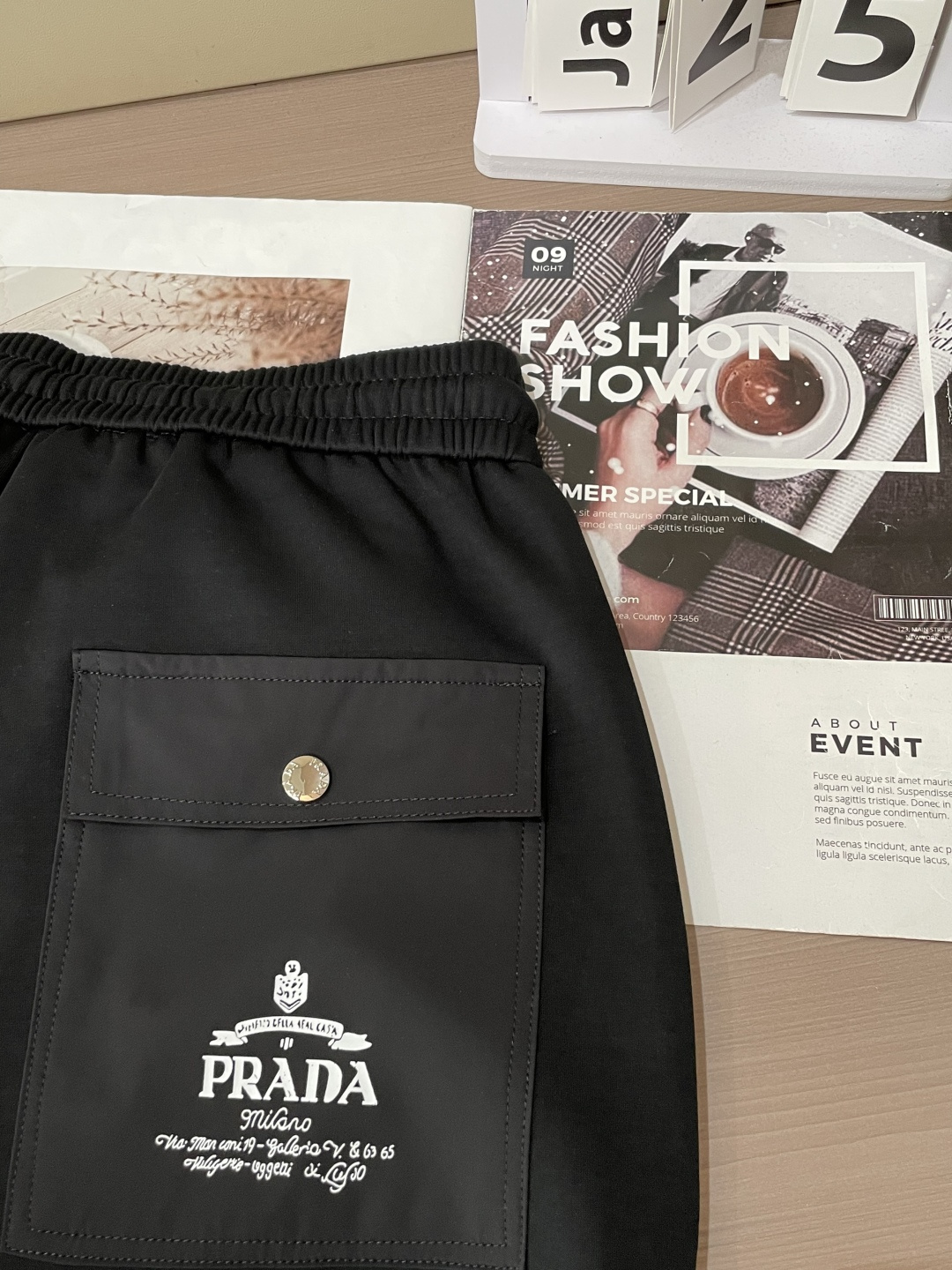 Prad 2026最新系列男士休闲裤！采用客供弹力柔棉材质，柔软细腻，手感绝佳！品牌格调一览无余！极简主