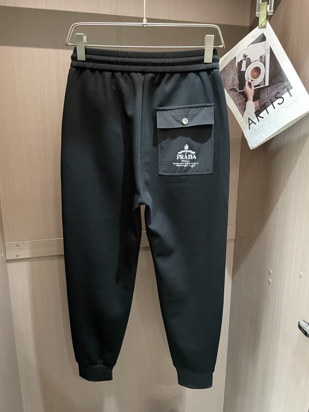 Prad 2026最新系列男士休闲裤！采用客供弹力柔棉材质，柔软细腻，手感绝佳！品牌格调一览无余！极简主