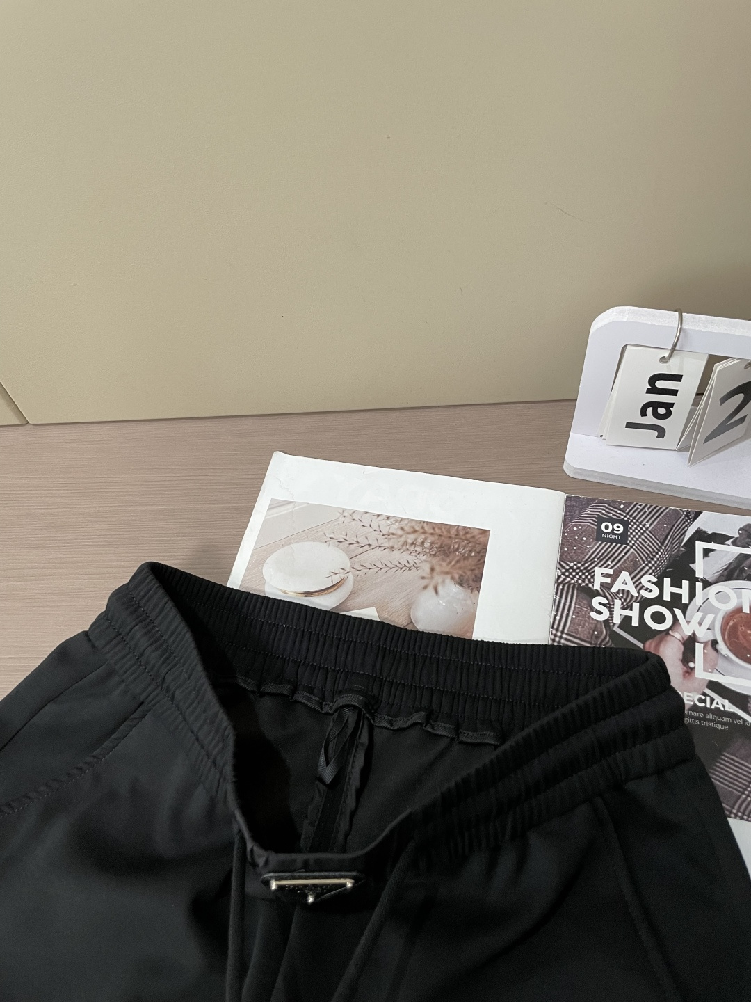 Prad 2026最新系列男士休闲裤！采用客供弹力柔棉材质，柔软细腻，手感绝佳！品牌格调一览无余！极简主