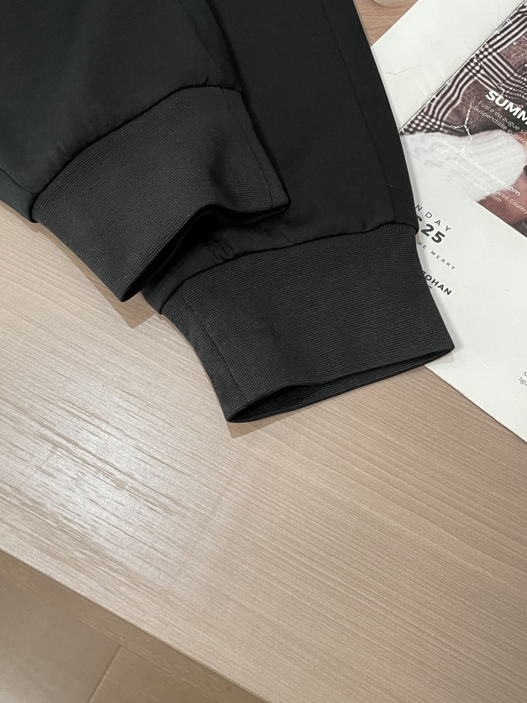 Prad 2026最新系列男士休闲裤！采用客供弹力柔棉材质，柔软细腻，手感绝佳！品牌格调一览无余！极简主