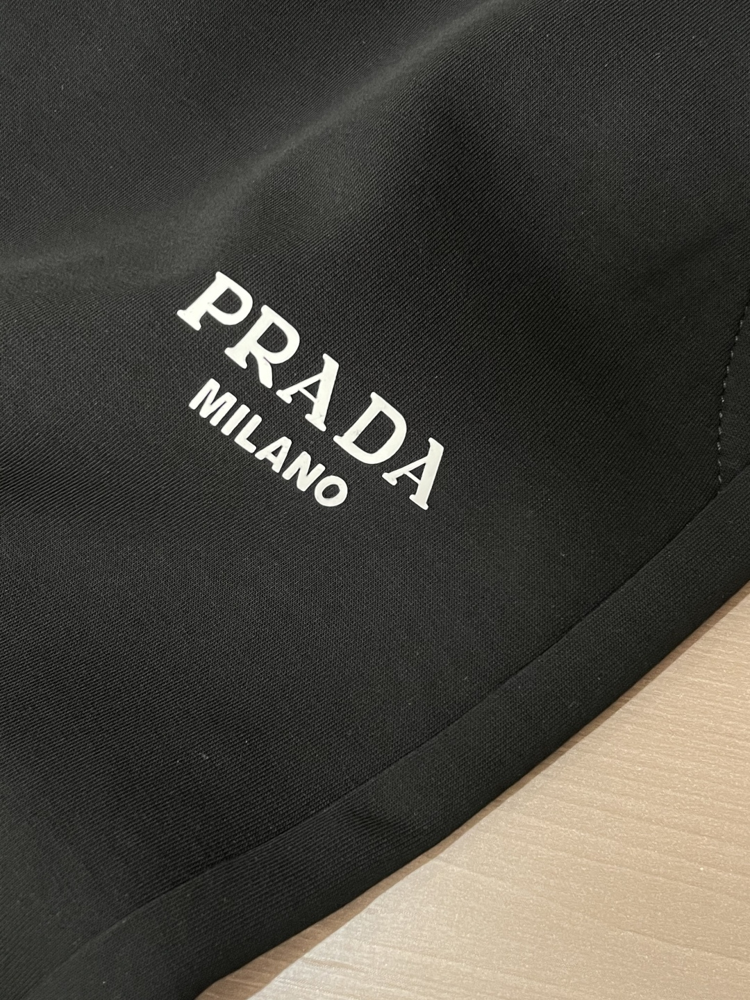 Prad 2026最新系列男士休闲裤！采用客供弹力柔棉材质，柔软细腻，手感绝佳！品牌格调一览无余！极简主