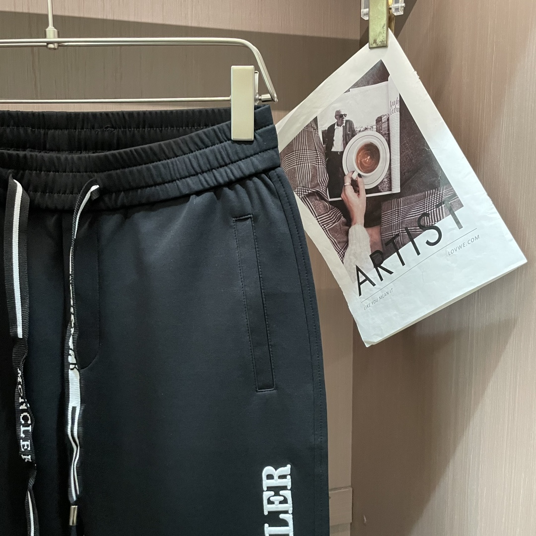 蒙口 2026最新系列男士休闲裤！采用客供弹力柔棉材质，柔软细腻，手感绝佳！品牌格调一览无余！极简主义设