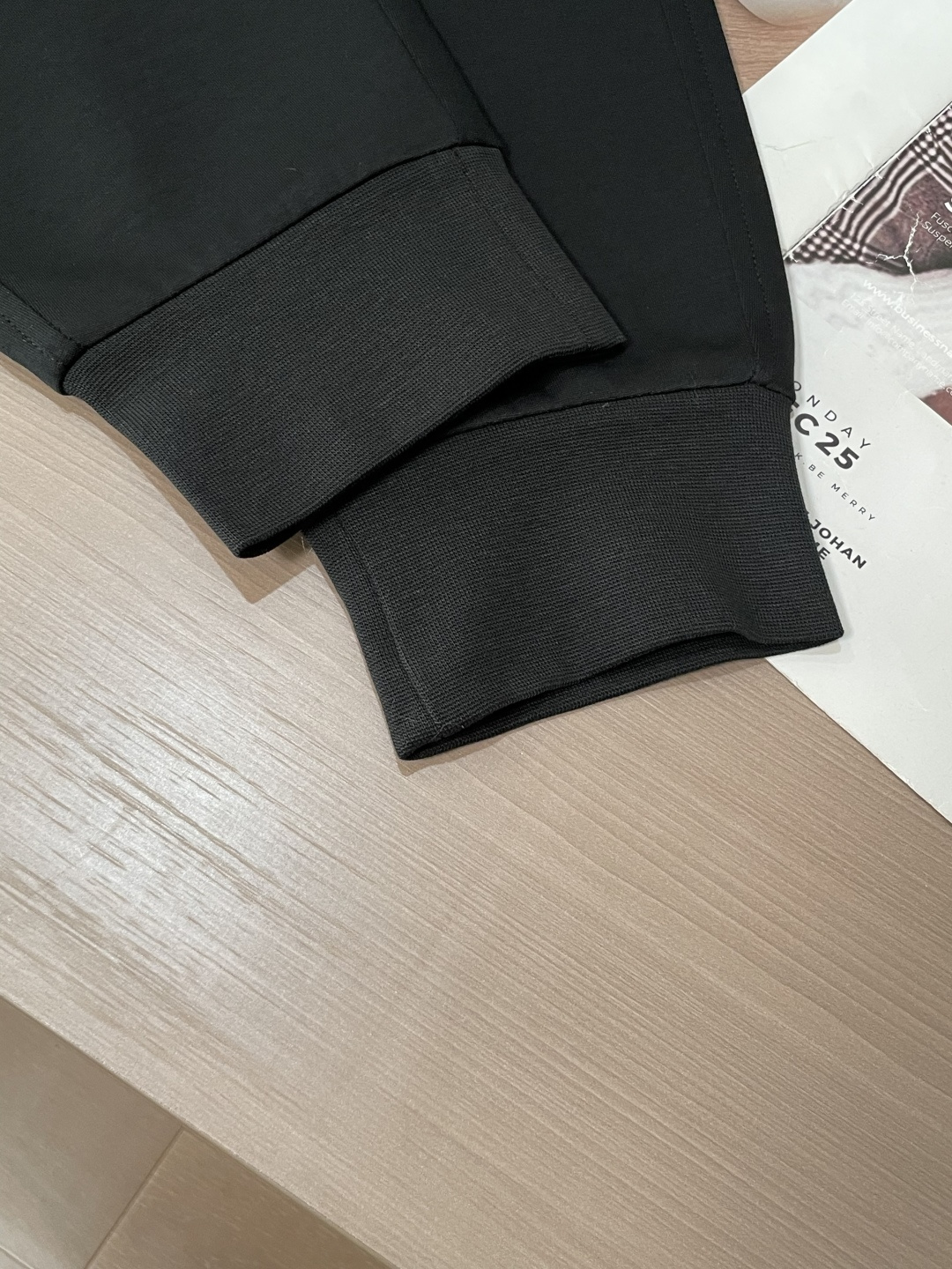蒙口 2026最新系列男士休闲裤！采用客供弹力柔棉材质，柔软细腻，手感绝佳！品牌格调一览无余！极简主义设