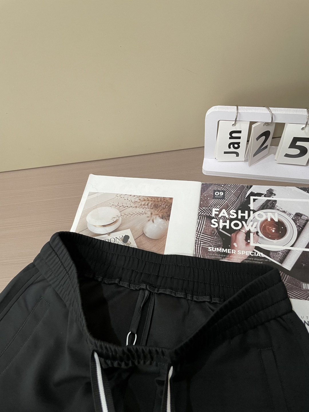 蒙口 2026最新系列男士休闲裤！采用客供弹力柔棉材质，柔软细腻，手感绝佳！品牌格调一览无余！极简主义设