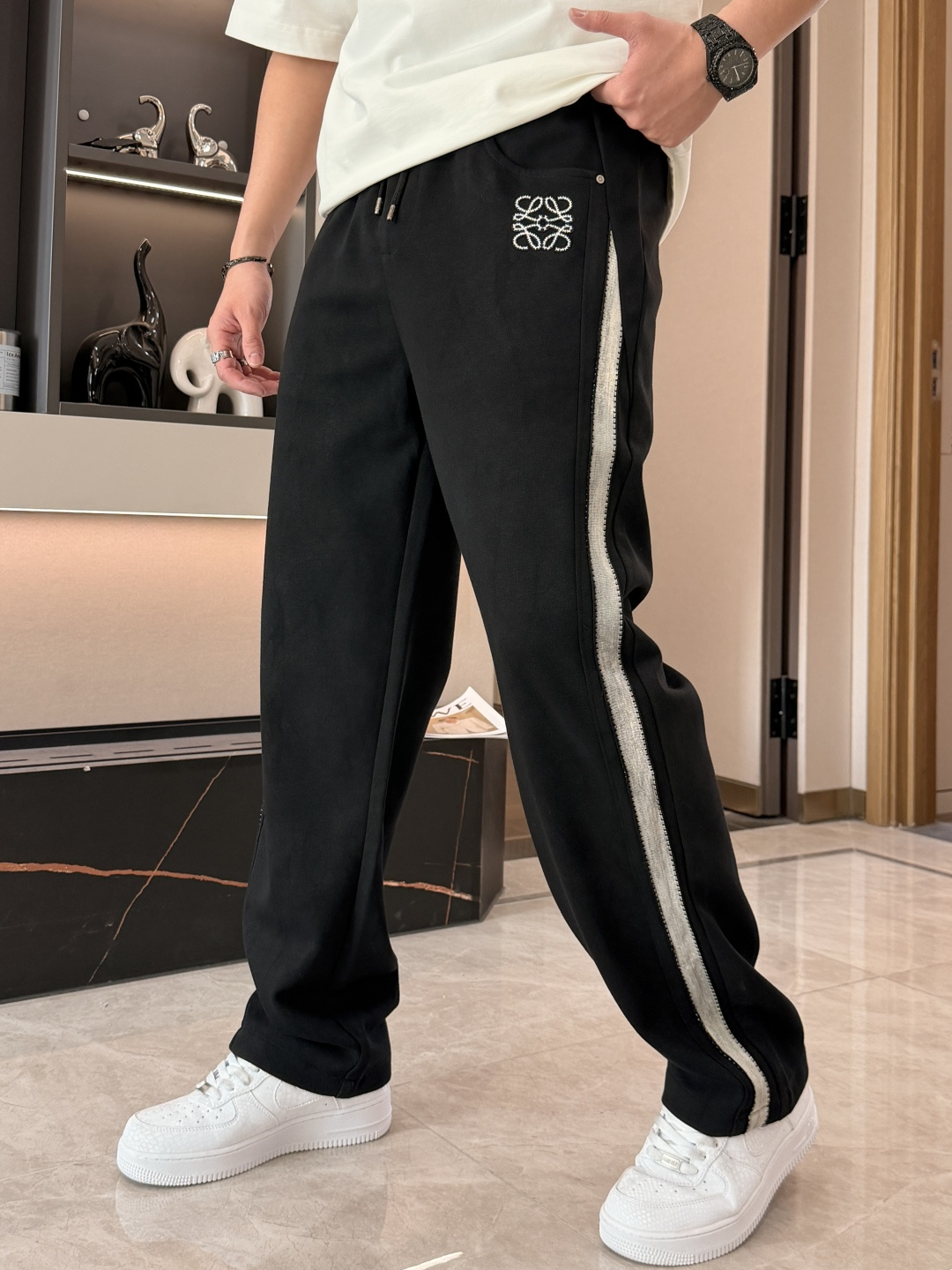 Loewe 2026春夏 最新款休闲裤，订制面料 柔软排汗，舒适度极高。上身非常舒爽，原版辅料细节。上身