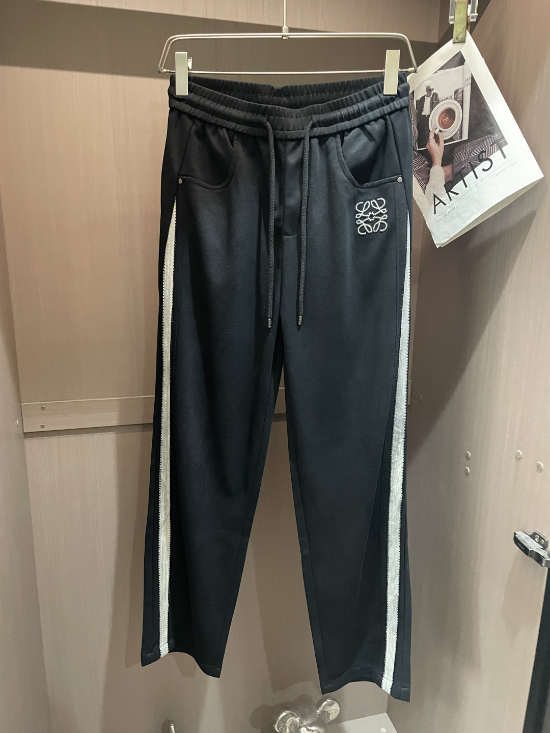 Loewe 2026春夏 最新款休闲裤，订制面料 柔软排汗，舒适度极高。上身非常舒爽，原版辅料细节。上身