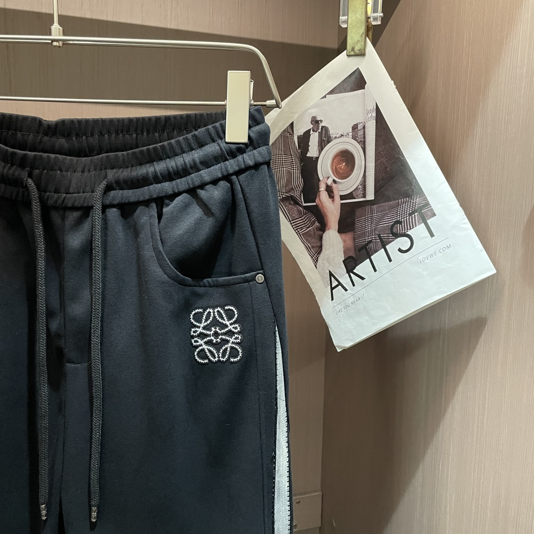 Loewe 2026春夏 最新款休闲裤，订制面料 柔软排汗，舒适度极高。上身非常舒爽，原版辅料细节。上身