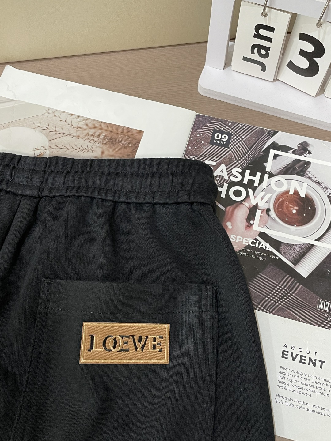 Loewe 2026春夏 最新款休闲裤，订制面料 柔软排汗，舒适度极高。上身非常舒爽，原版辅料细节。上身