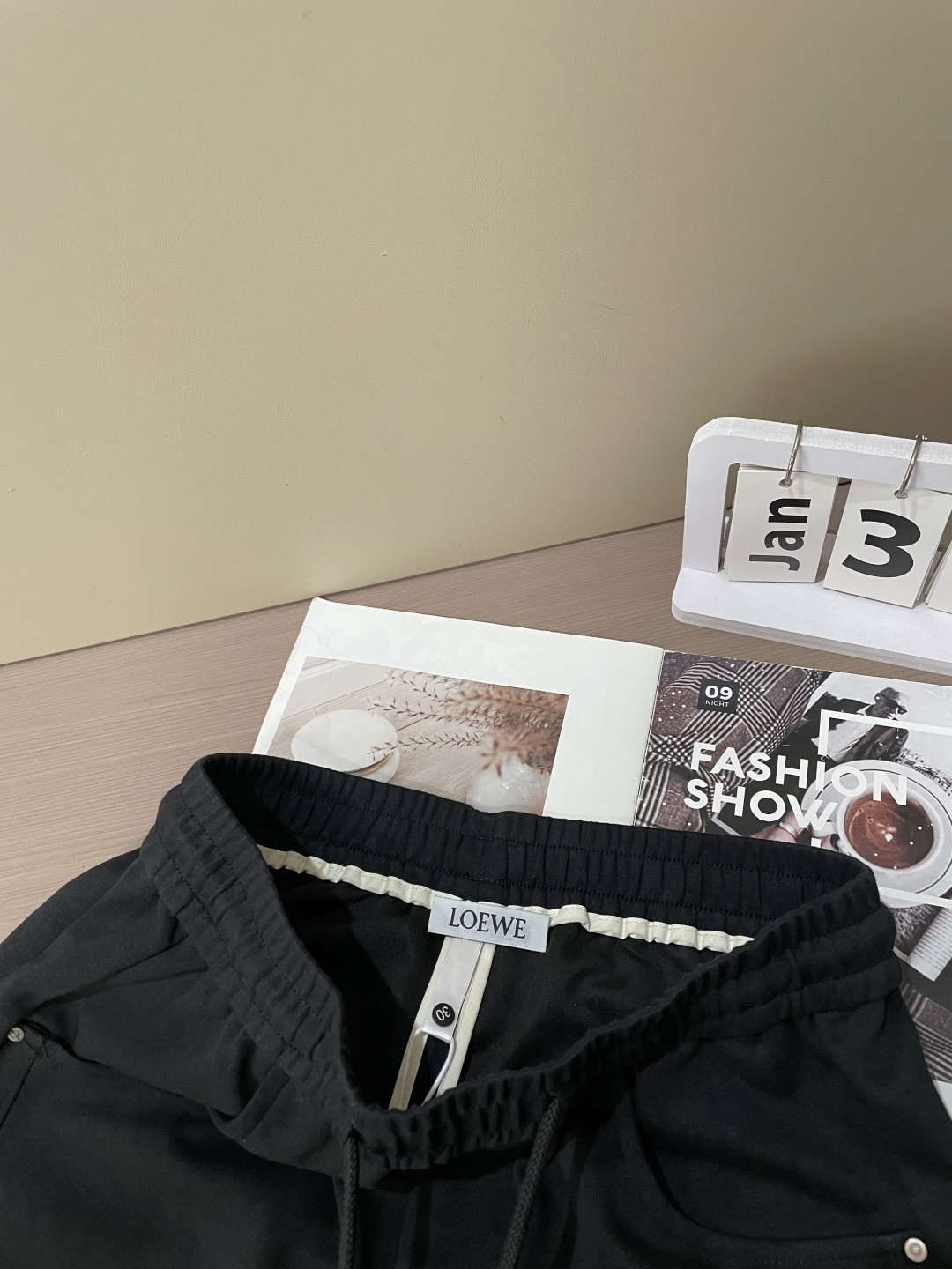 Loewe 2026春夏 最新款休闲裤，订制面料 柔软排汗，舒适度极高。上身非常舒爽，原版辅料细节。上身