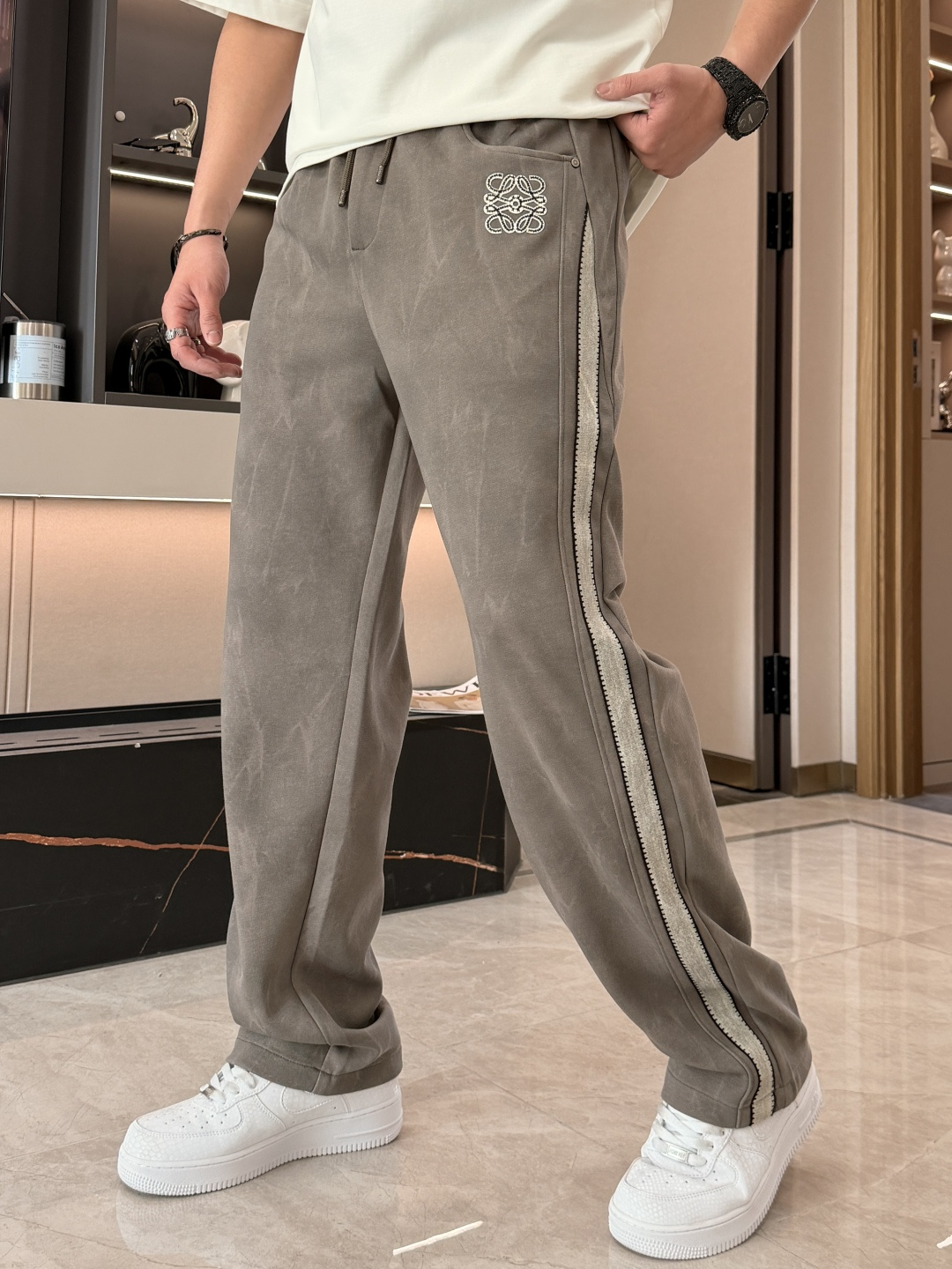 Loewe 2026春夏 最新款休闲裤，订制面料 柔软排汗，舒适度极高。上身非常舒爽，原版辅料细节。上身