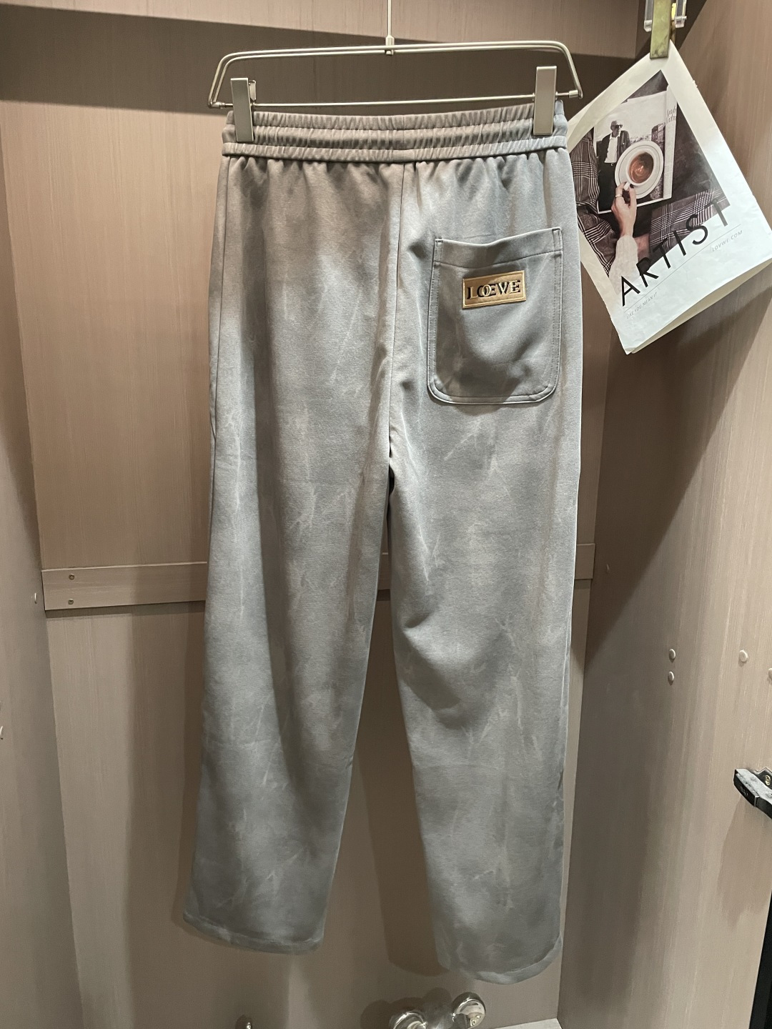 Loewe 2026春夏 最新款休闲裤，订制面料 柔软排汗，舒适度极高。上身非常舒爽，原版辅料细节。上身