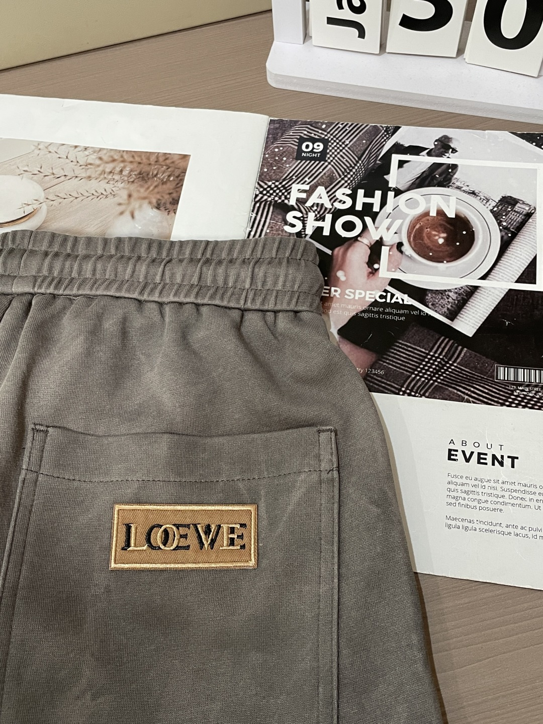 Loewe 2026春夏 最新款休闲裤，订制面料 柔软排汗，舒适度极高。上身非常舒爽，原版辅料细节。上身