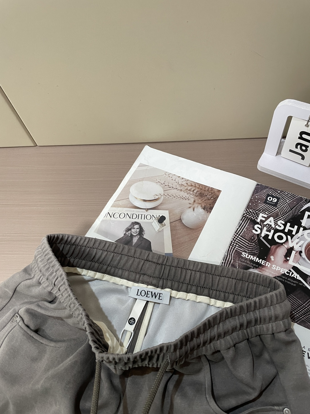 Loewe 2026春夏 最新款休闲裤，订制面料 柔软排汗，舒适度极高。上身非常舒爽，原版辅料细节。上身