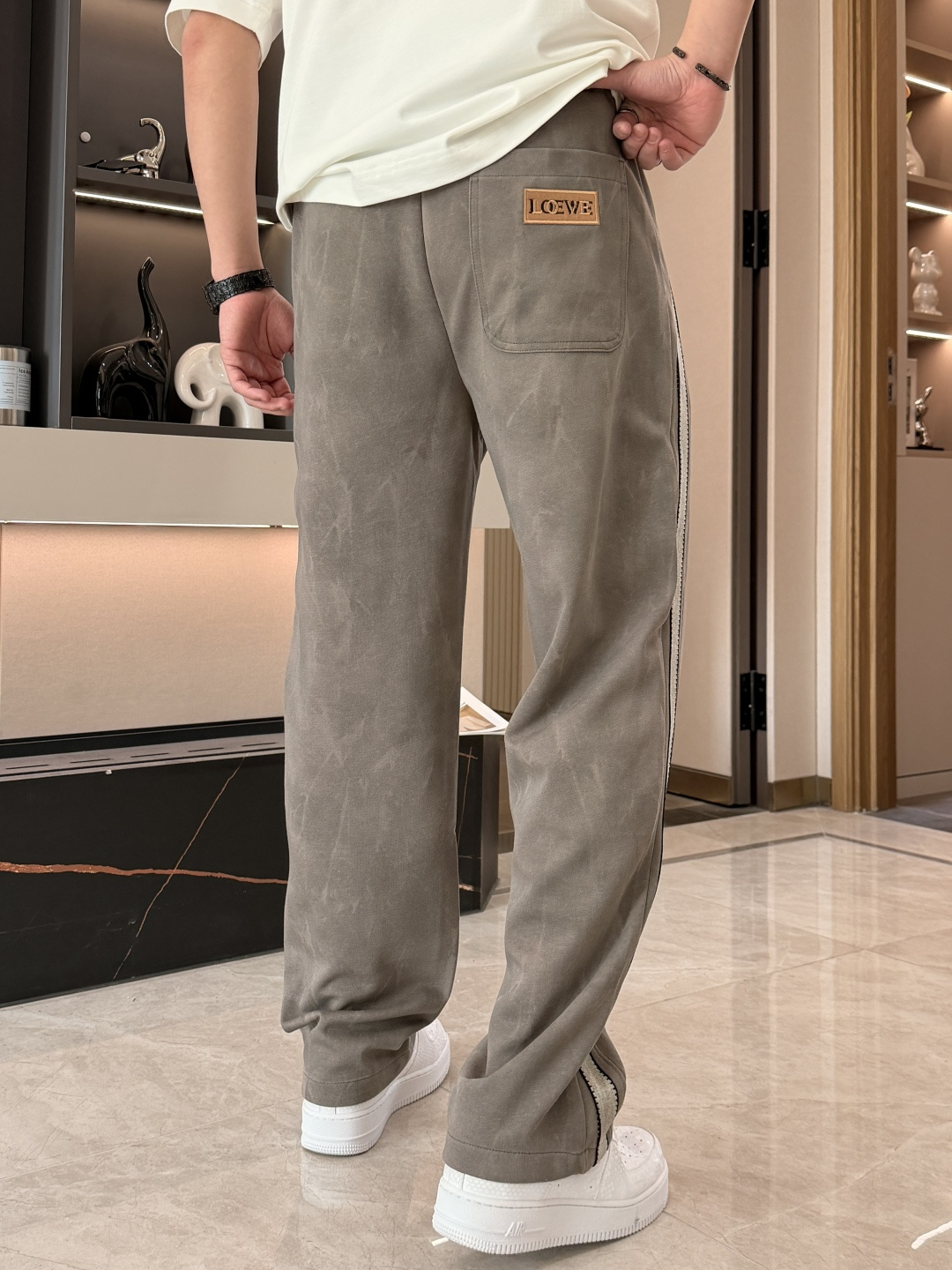 Loewe 2026春夏 最新款休闲裤，订制面料 柔软排汗，舒适度极高。上身非常舒爽，原版辅料细节。上身