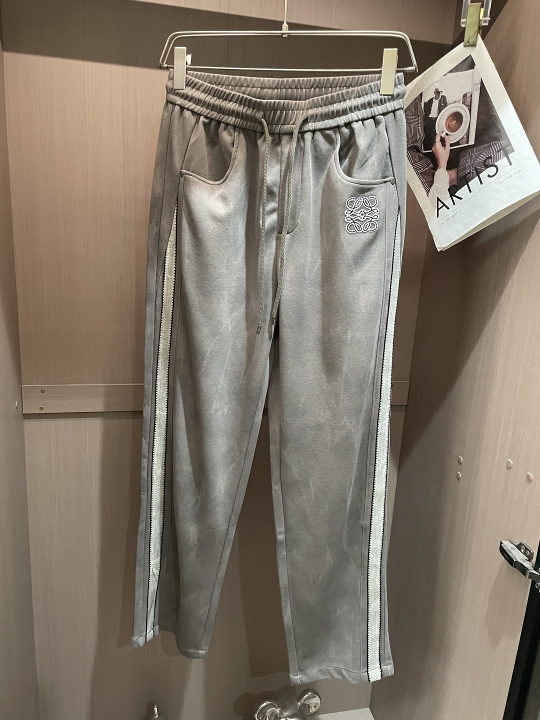 Loewe 2026春夏 最新款休闲裤，订制面料 柔软排汗，舒适度极高。上身非常舒爽，原版辅料细节。上身