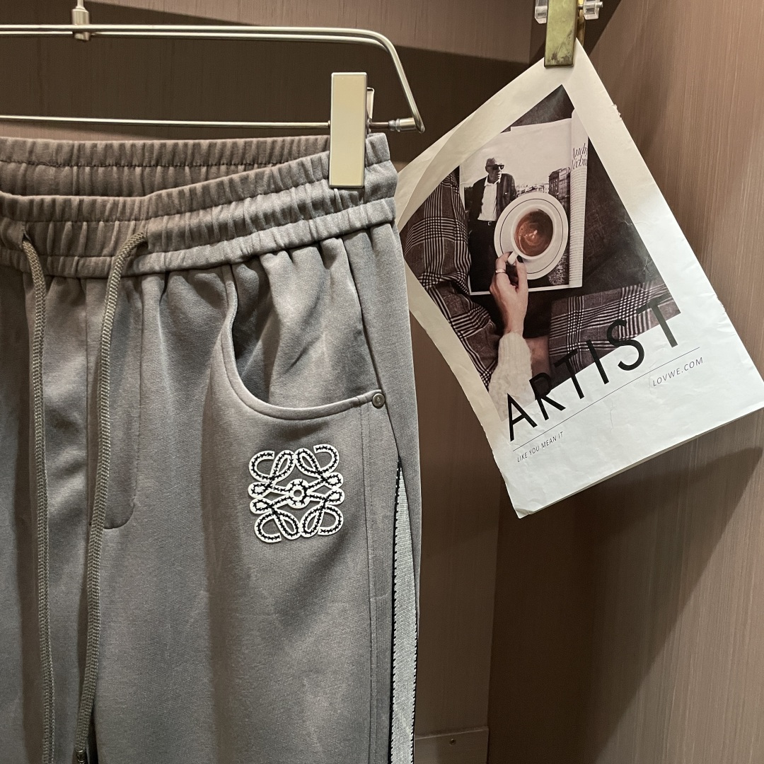 Loewe 2026春夏 最新款休闲裤，订制面料 柔软排汗，舒适度极高。上身非常舒爽，原版辅料细节。上身