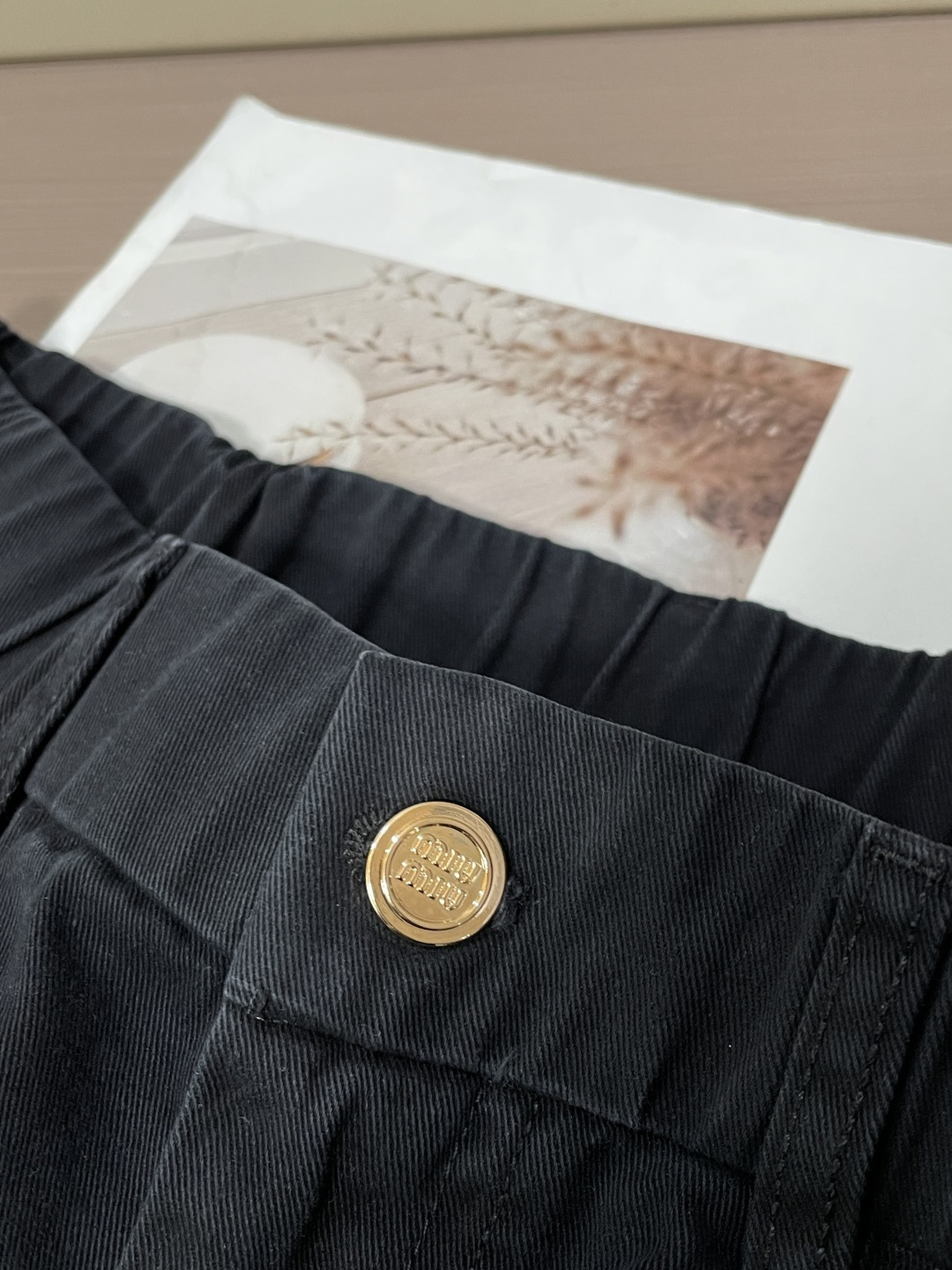 miumiu 2026春夏 最新款休闲裤，订制面料 柔软排汗，舒适度极高。上身非常舒爽，原版辅料细节。上