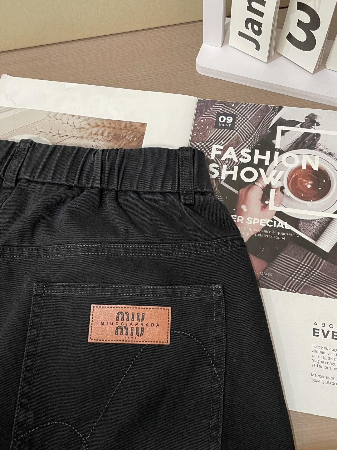 miumiu 2026春夏 最新款休闲裤，订制面料 柔软排汗，舒适度极高。上身非常舒爽，原版辅料细节。上