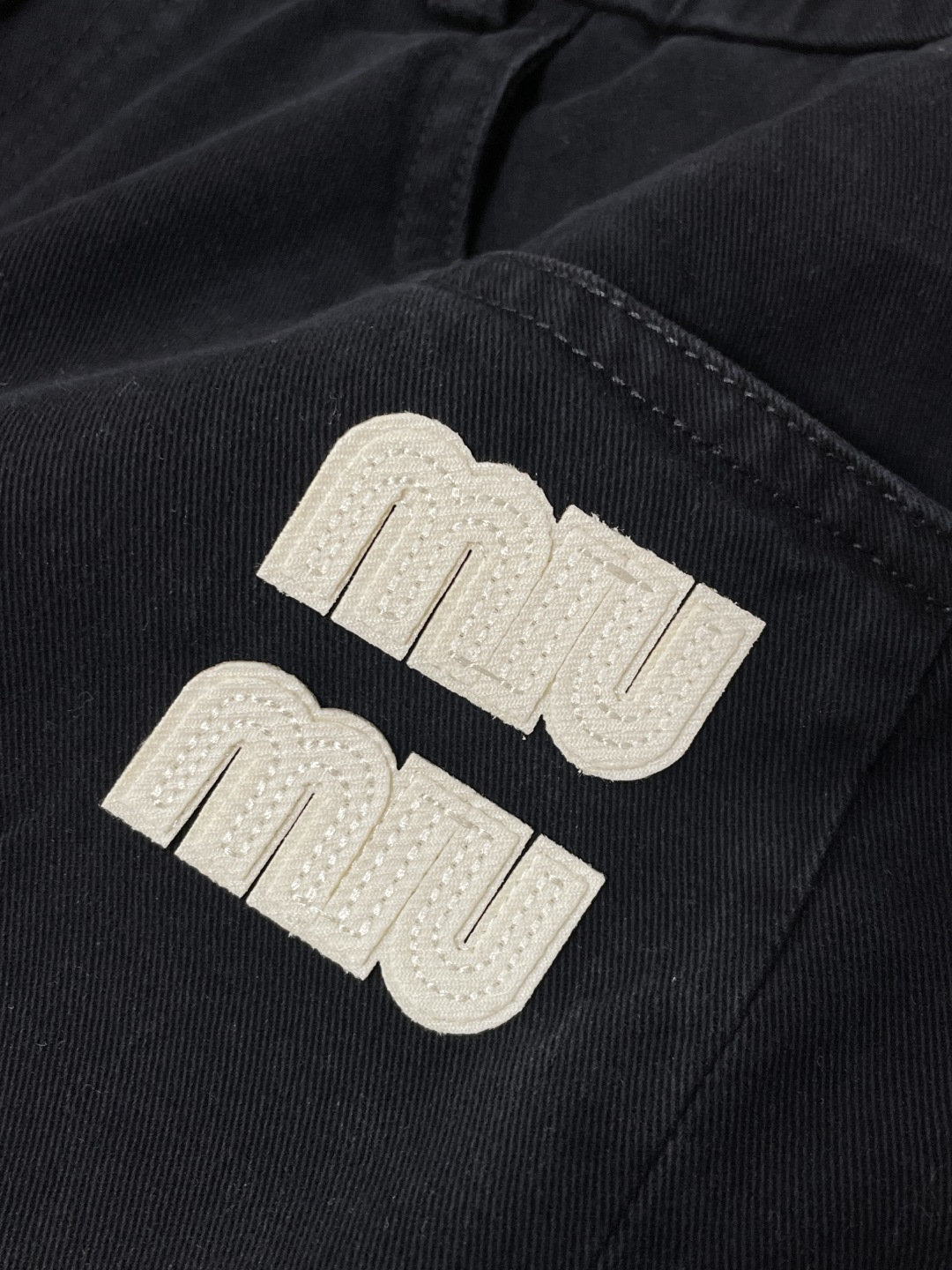 miumiu 2026春夏 最新款休闲裤，订制面料 柔软排汗，舒适度极高。上身非常舒爽，原版辅料细节。上