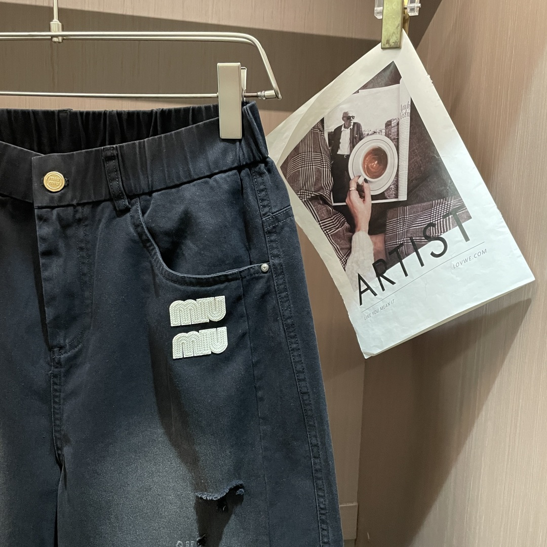 miumiu 2026春夏 最新款休闲裤，订制面料 柔软排汗，舒适度极高。上身非常舒爽，原版辅料细节。上