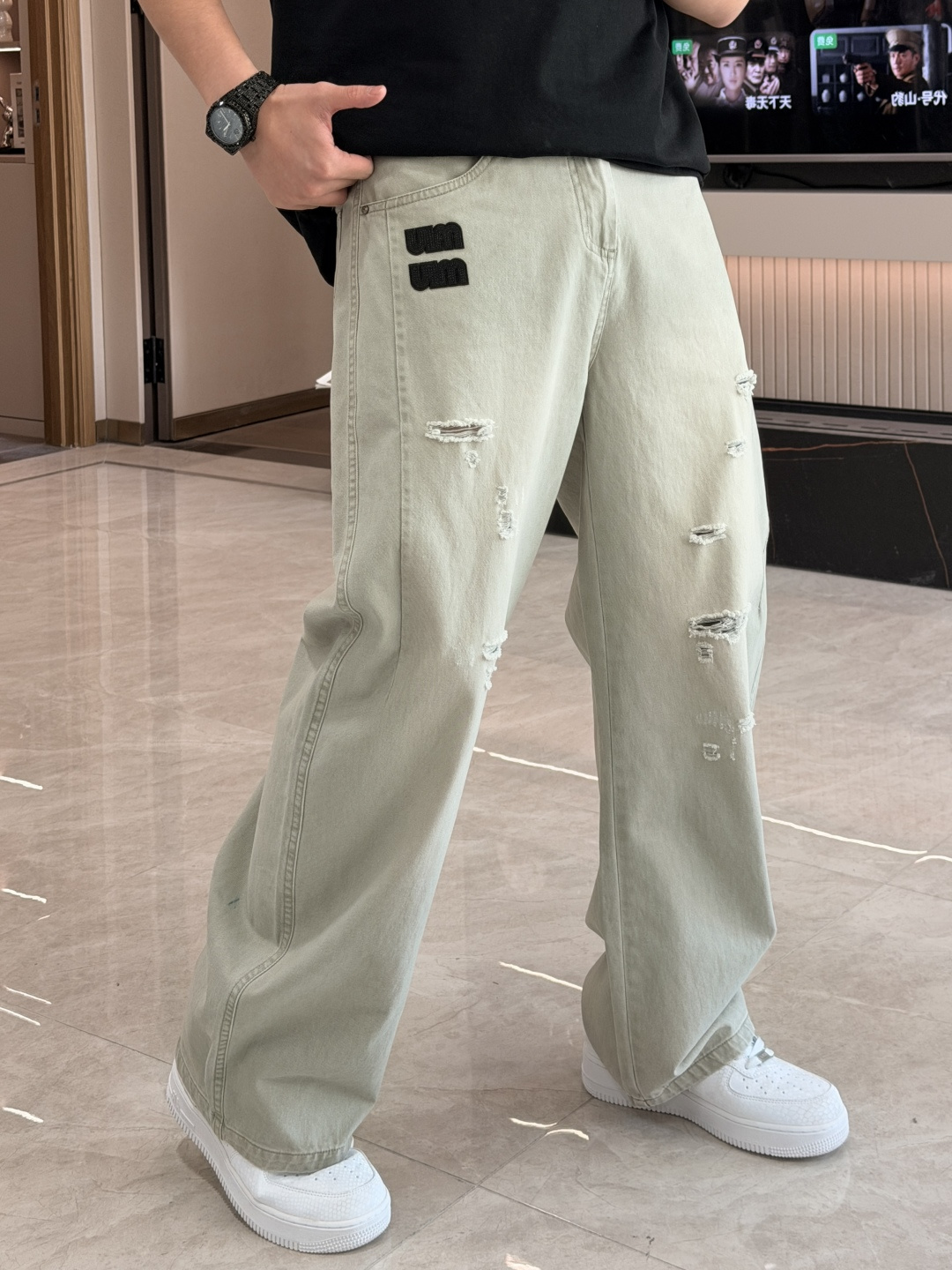 miumiu 2026春夏 最新款休闲裤，订制面料 柔软排汗，舒适度极高。上身非常舒爽，原版辅料细节。上