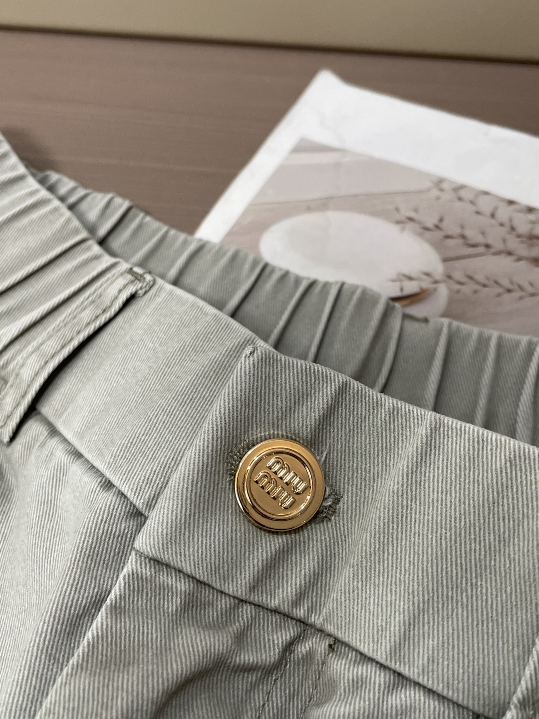 miumiu 2026春夏 最新款休闲裤，订制面料 柔软排汗，舒适度极高。上身非常舒爽，原版辅料细节。上