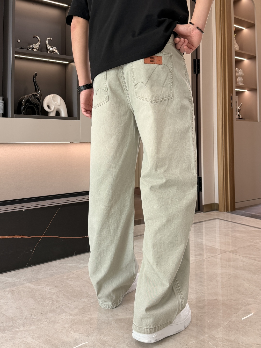 miumiu 2026春夏 最新款休闲裤，订制面料 柔软排汗，舒适度极高。上身非常舒爽，原版辅料细节。上