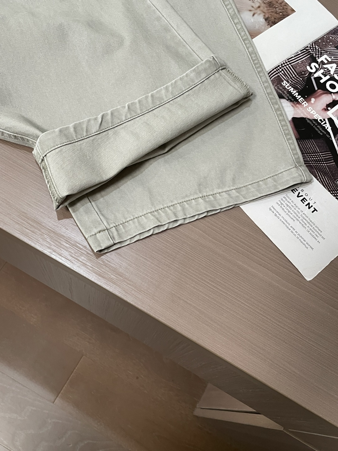 miumiu 2026春夏 最新款休闲裤，订制面料 柔软排汗，舒适度极高。上身非常舒爽，原版辅料细节。上