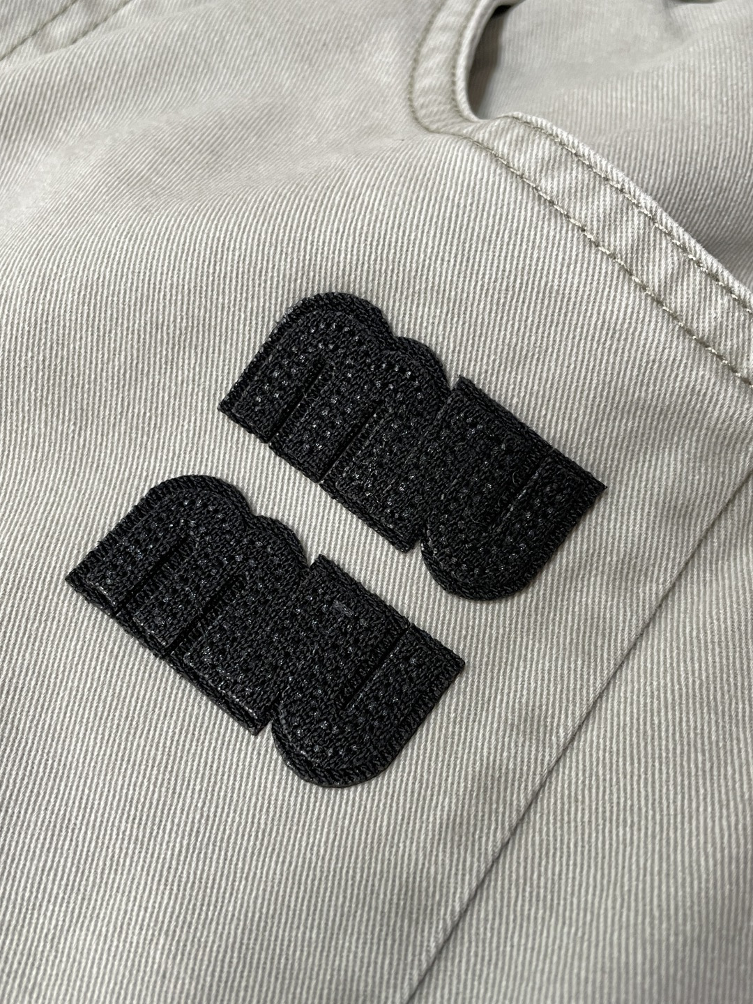 miumiu 2026春夏 最新款休闲裤，订制面料 柔软排汗，舒适度极高。上身非常舒爽，原版辅料细节。上