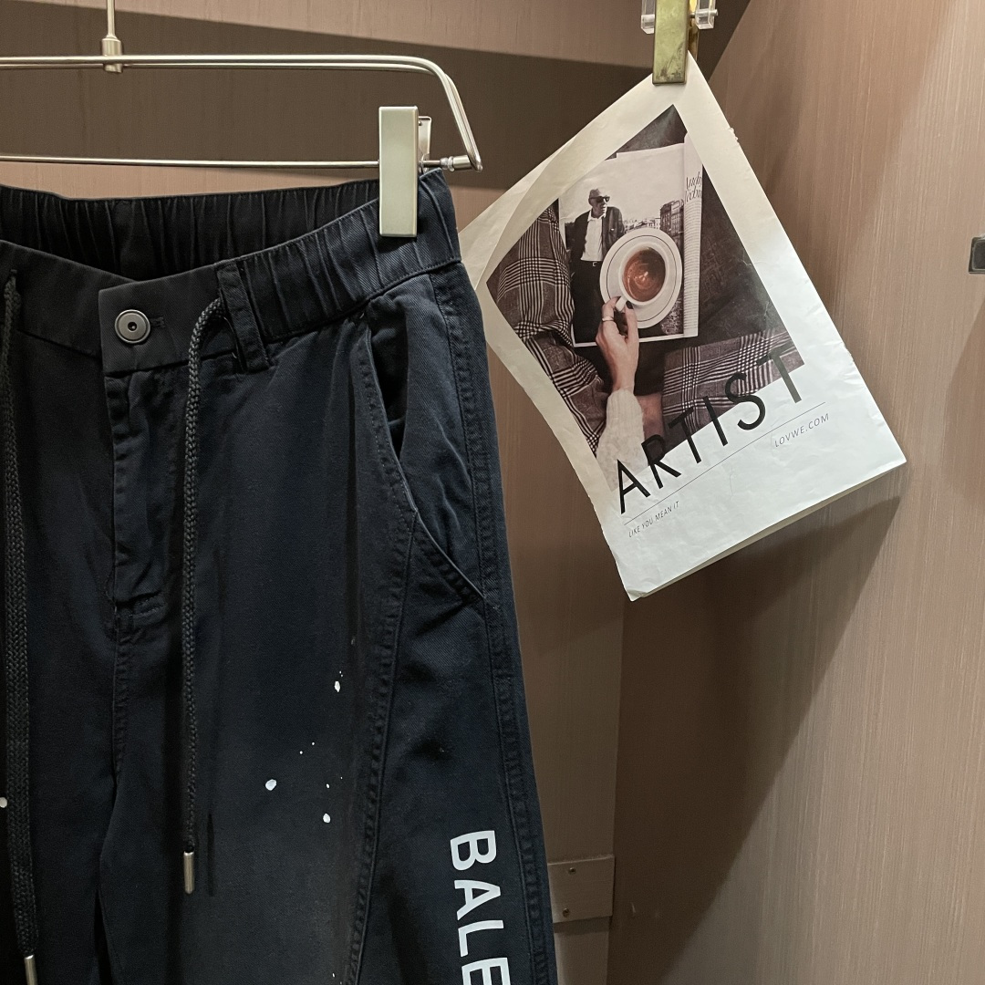 巴黎世家 2026春夏 最新款休闲裤，订制面料 柔软排汗，舒适度极高。上身非常舒爽，原版辅料细节。上身运