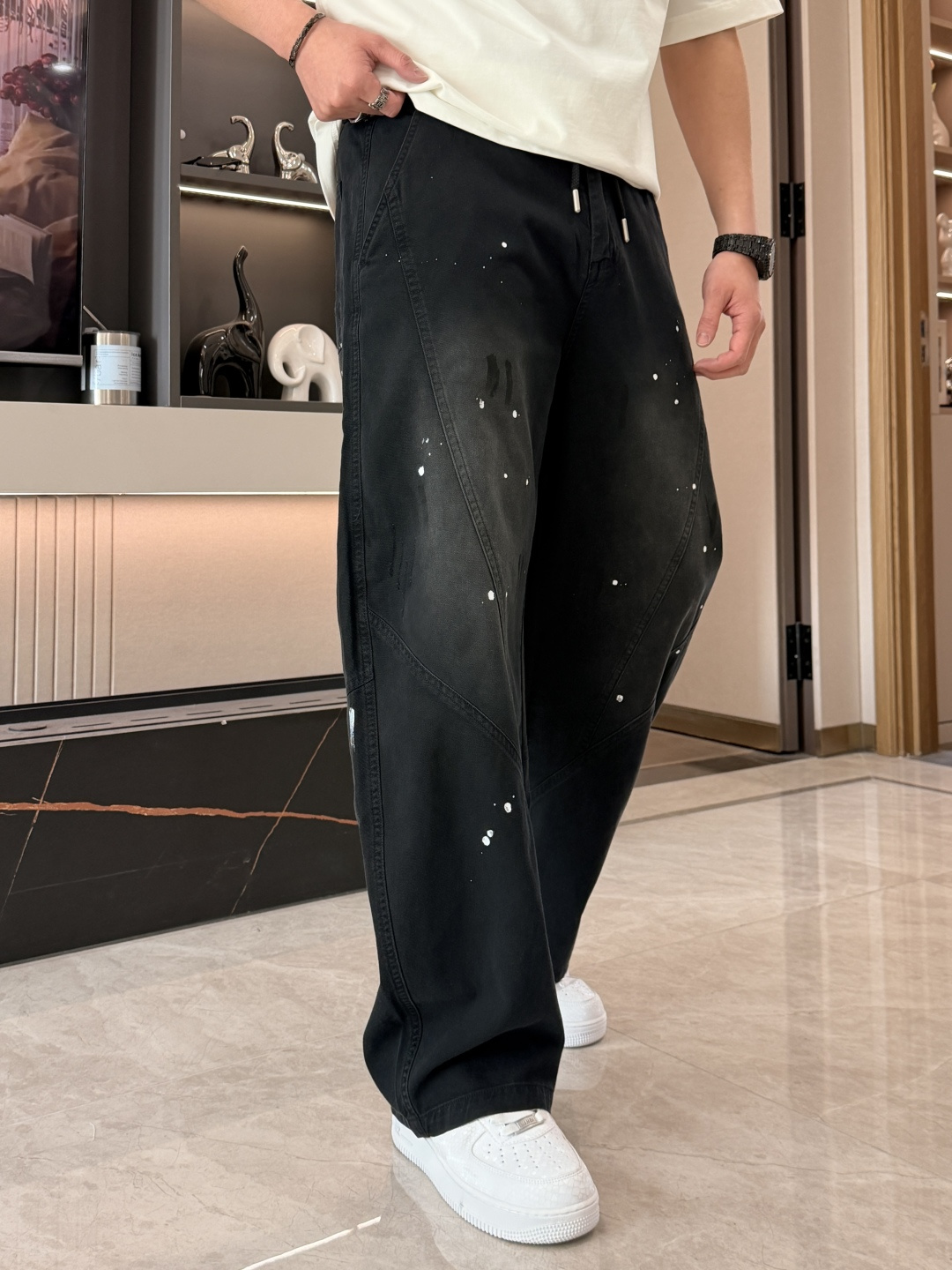 巴黎世家 2026春夏 最新款休闲裤，订制面料 柔软排汗，舒适度极高。上身非常舒爽，原版辅料细节。上身运