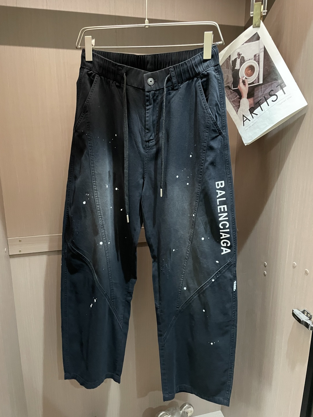 巴黎世家 2026春夏 最新款休闲裤，订制面料 柔软排汗，舒适度极高。上身非常舒爽，原版辅料细节。上身运