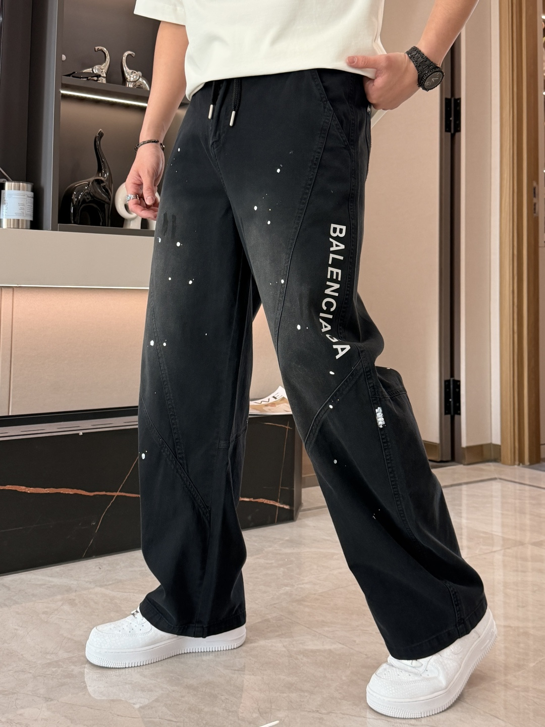 巴黎世家 2026春夏 最新款休闲裤，订制面料 柔软排汗，舒适度极高。上身非常舒爽，原版辅料细节。上身运