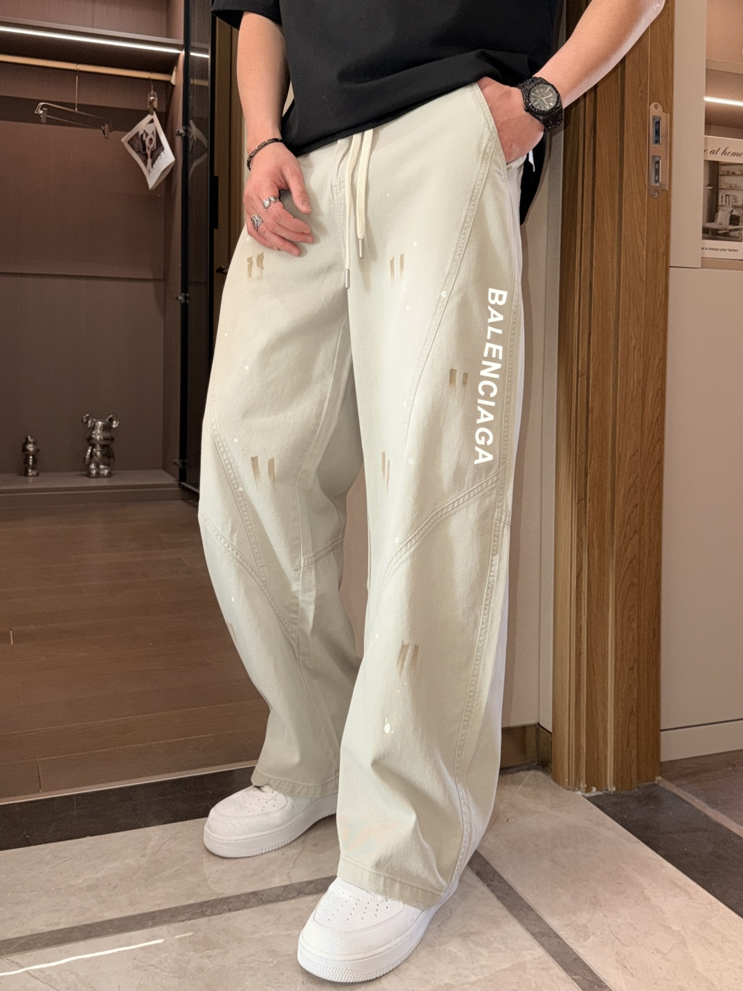 巴黎世家 2026春夏 最新款休闲裤，订制面料 柔软排汗，舒适度极高。上身非常舒爽，原版辅料细节。上身运