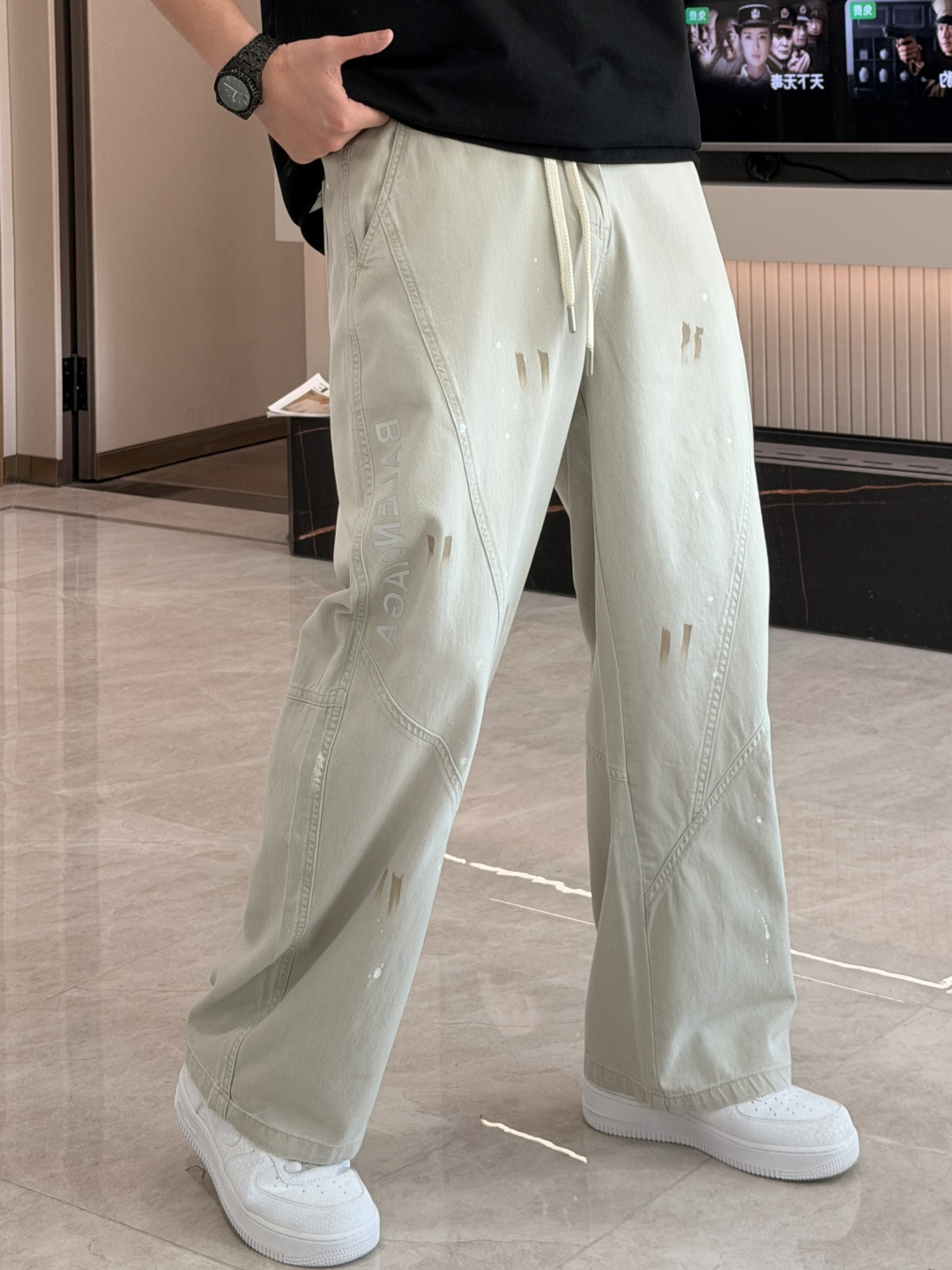 巴黎世家 2026春夏 最新款休闲裤，订制面料 柔软排汗，舒适度极高。上身非常舒爽，原版辅料细节。上身运