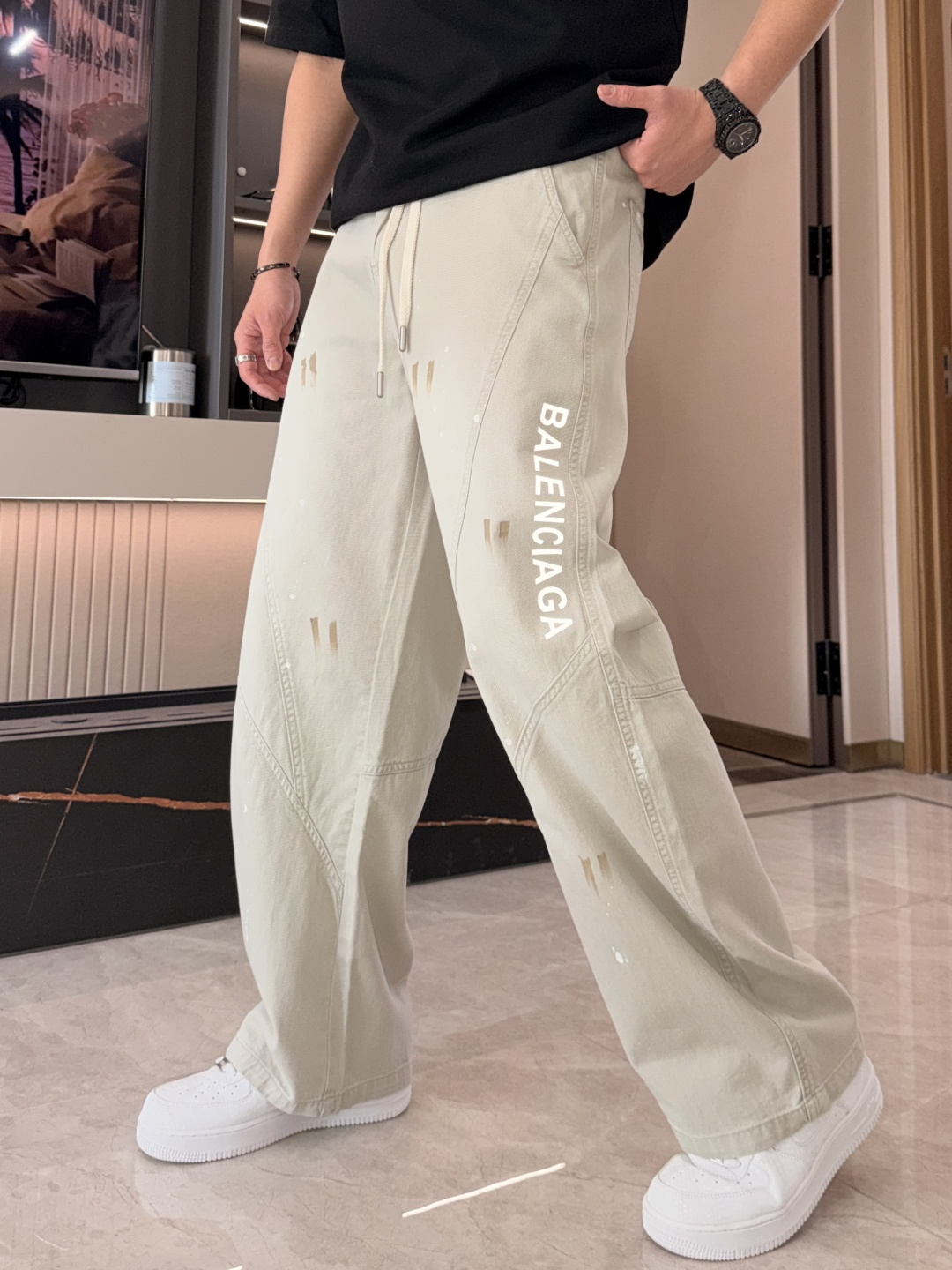 巴黎世家 2026春夏 最新款休闲裤，订制面料 柔软排汗，舒适度极高。上身非常舒爽，原版辅料细节。上身运