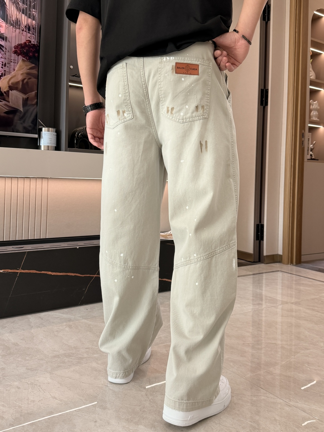 巴黎世家 2026春夏 最新款休闲裤，订制面料 柔软排汗，舒适度极高。上身非常舒爽，原版辅料细节。上身运