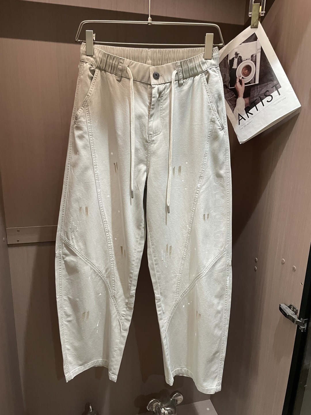 巴黎世家 2026春夏 最新款休闲裤，订制面料 柔软排汗，舒适度极高。上身非常舒爽，原版辅料细节。上身运