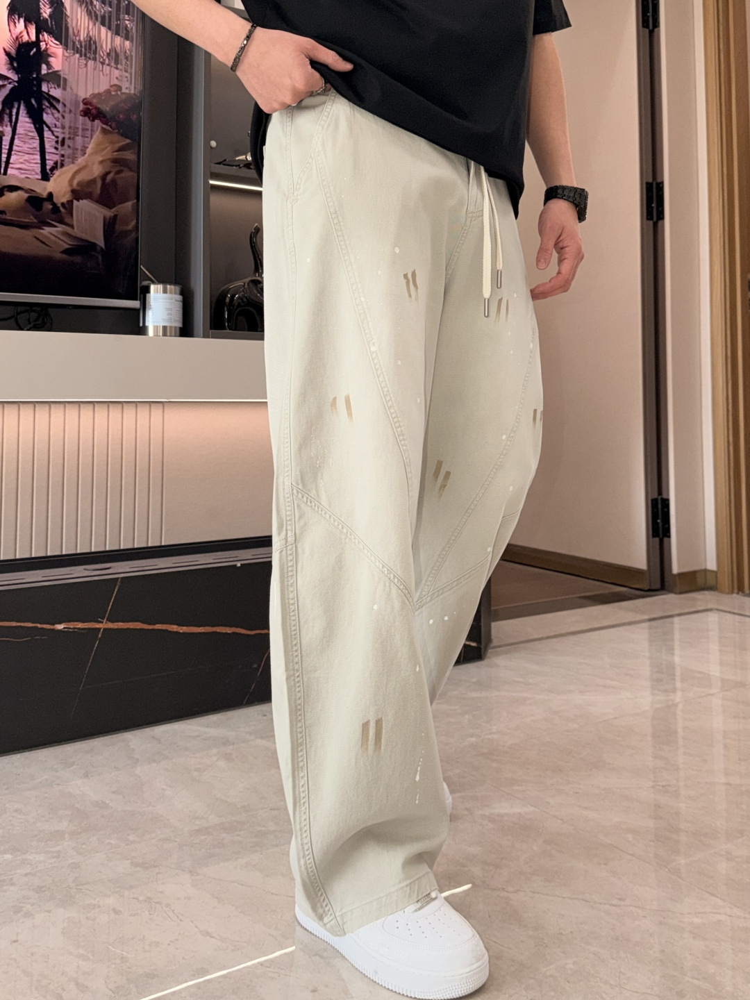 巴黎世家 2026春夏 最新款休闲裤，订制面料 柔软排汗，舒适度极高。上身非常舒爽，原版辅料细节。上身运