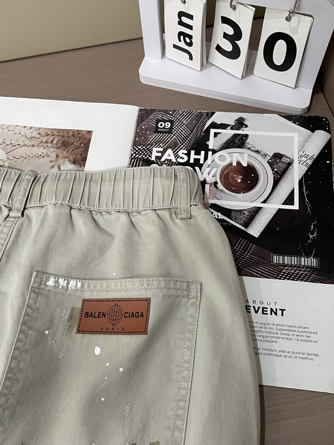 巴黎世家 2026春夏 最新款休闲裤，订制面料 柔软排汗，舒适度极高。上身非常舒爽，原版辅料细节。上身运